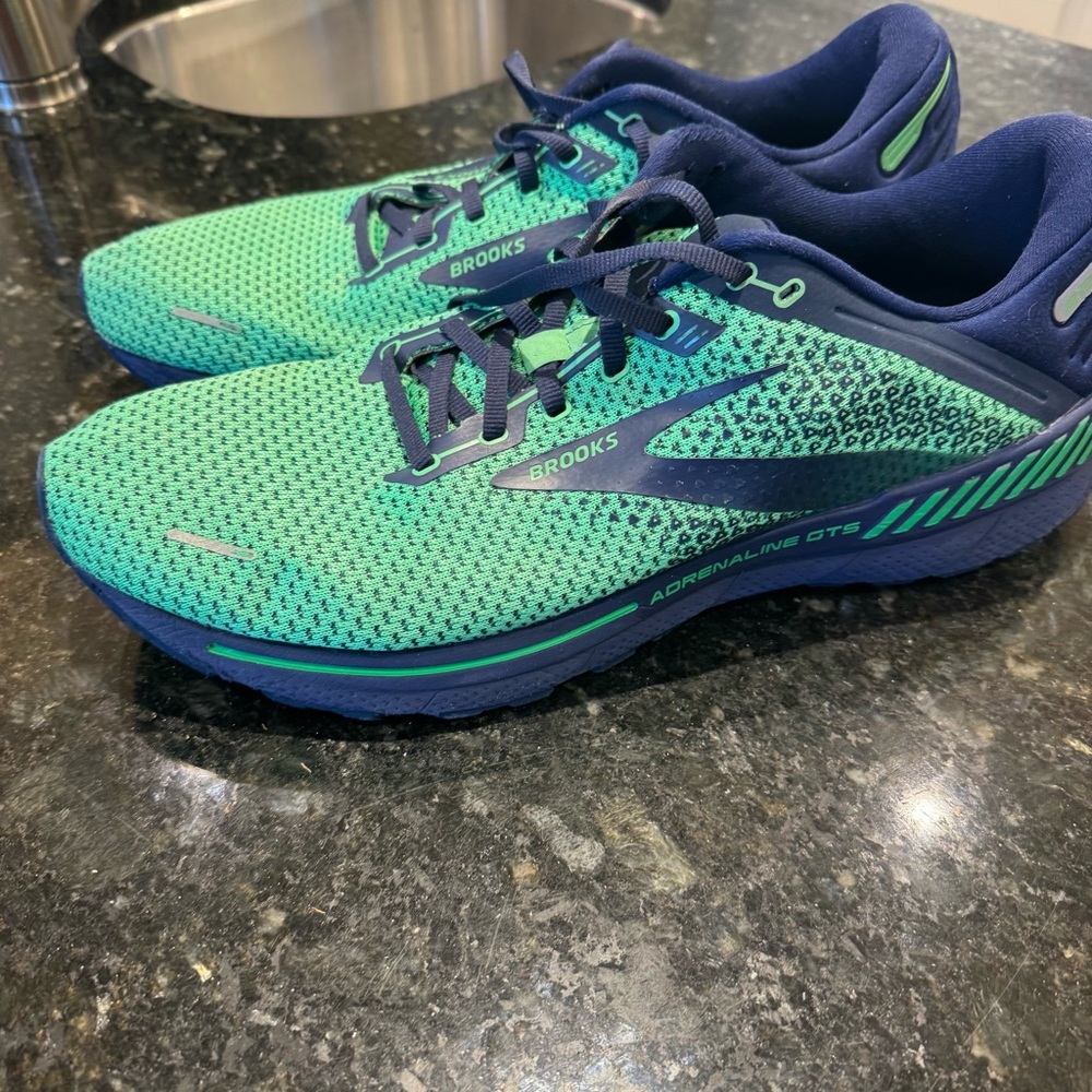 Brooks Adrenaline GTS in Vibrant Green and Navy